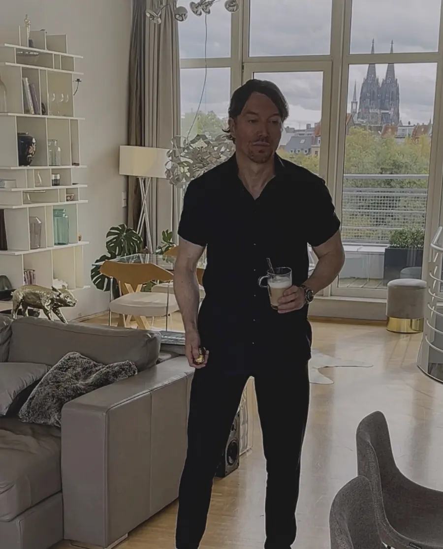 Jan Froboese in Köln mit Blick auf den Kölner Dom