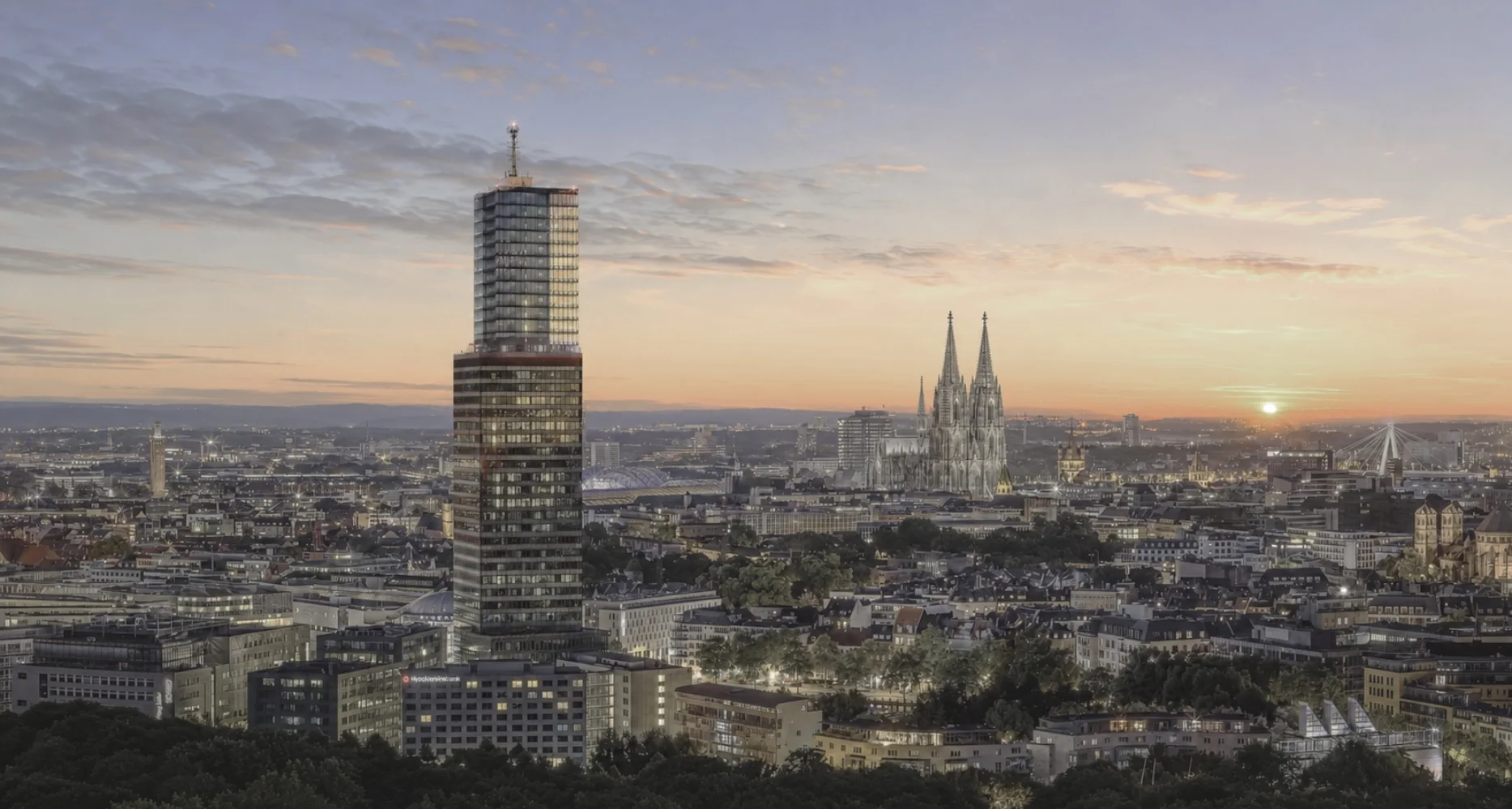 Kölner Panorama bei Sonnenaufgang: KölnTurm im Mediapark, dahinter der Kölner Dom